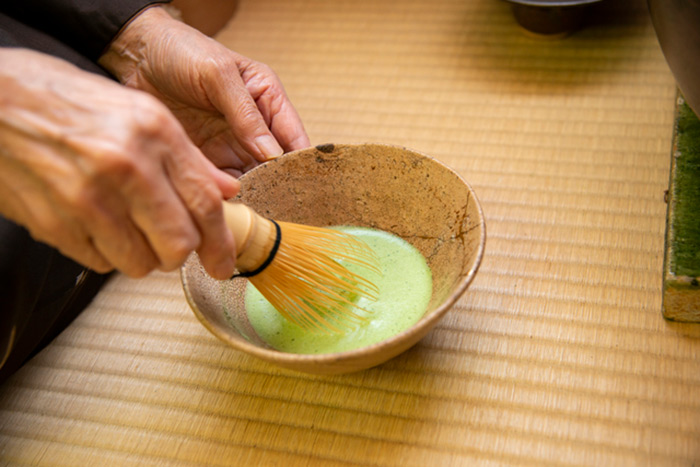 お茶を立てる様子