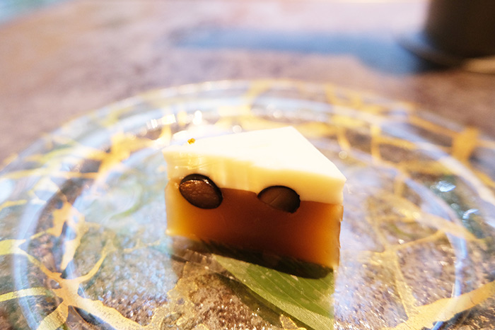 ほうじ茶とミルク、2層の羊羹が重なった「水無月風ほうじ茶羊羹」