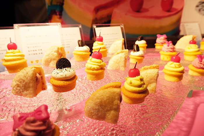 イチゴ、パッション、ココアクッキー、3つのフレーバーのカップケーキ