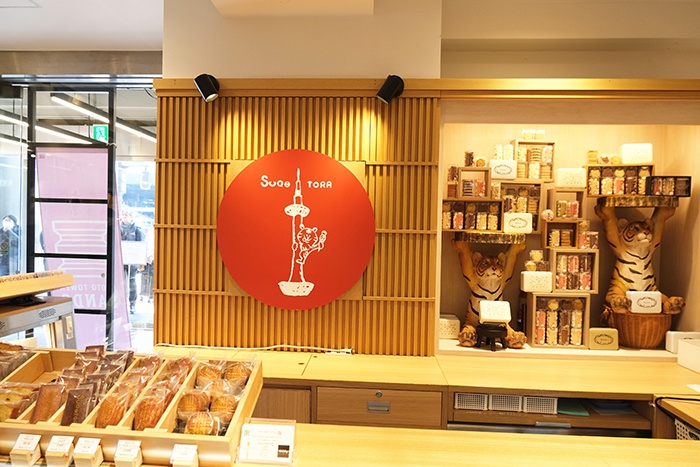 京都タワーサンド「SUGiTORA」の店内