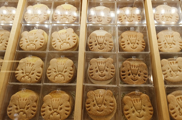 京都タワーサンド「SUGiTORA」のいろんな表情のとらちゃんクッキー