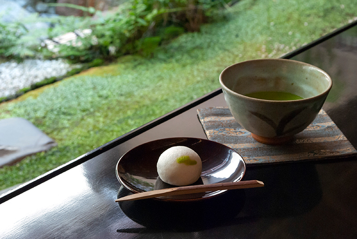 京菓匠 鶴屋吉信　「織部薯蕷(おりべじょうよ)」と抹茶で一服