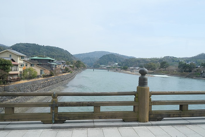 京都定期観光バス「知っておきたい京都の名所（D1コース）」バスから宇治川を眺めて
