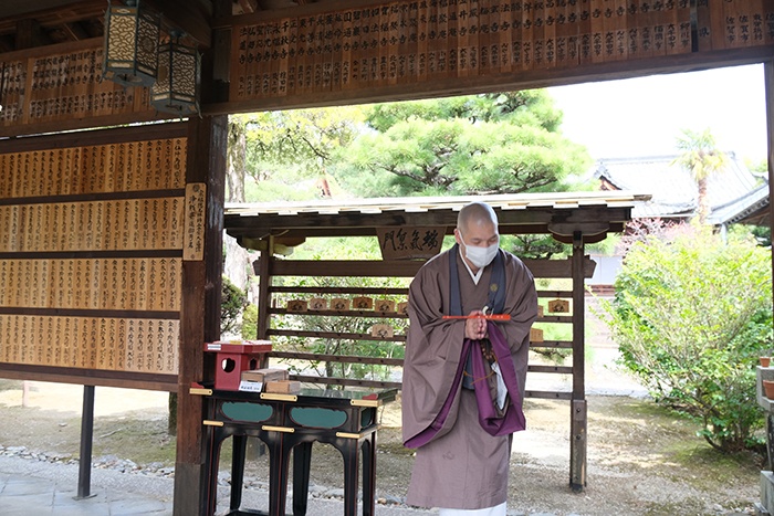 萬福寺のお坊さんにお寺を案内してもらう