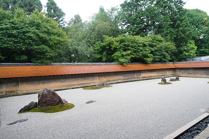 龍安寺の西の庭と仏殿