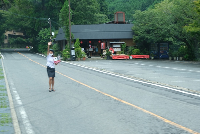 京都定期観光バス「京の夏の旅」途中で料亭のマイクロバスに乗り換え