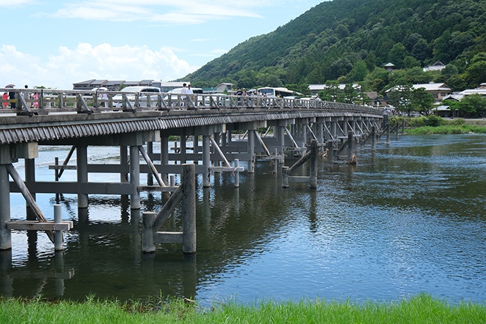 「スカイバス京都」の「嵐山に向かうコース（8W）」渡月橋