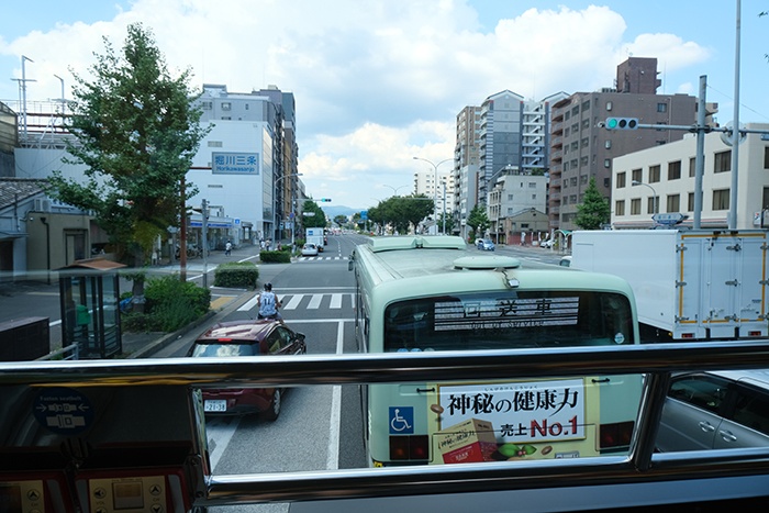 京都定期観光バス「スカイバス京都」2階の座席から見える走ってるバスの屋根