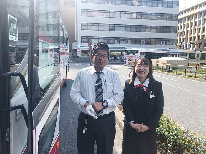 京都定期観光バスの運転手とバスガイド