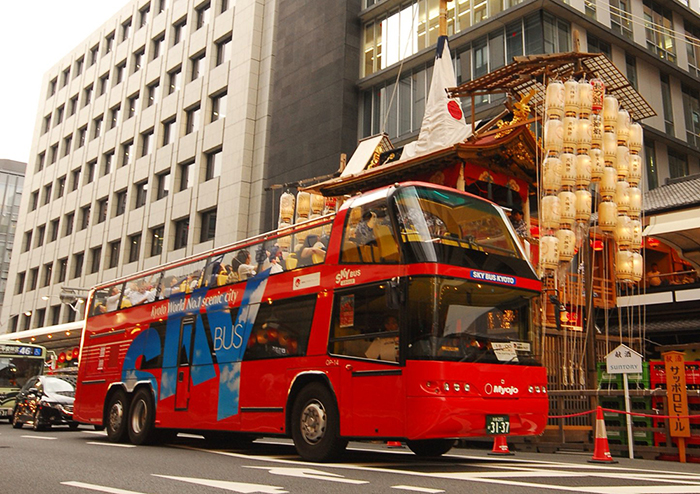 オープントップバスで京の風を感じて