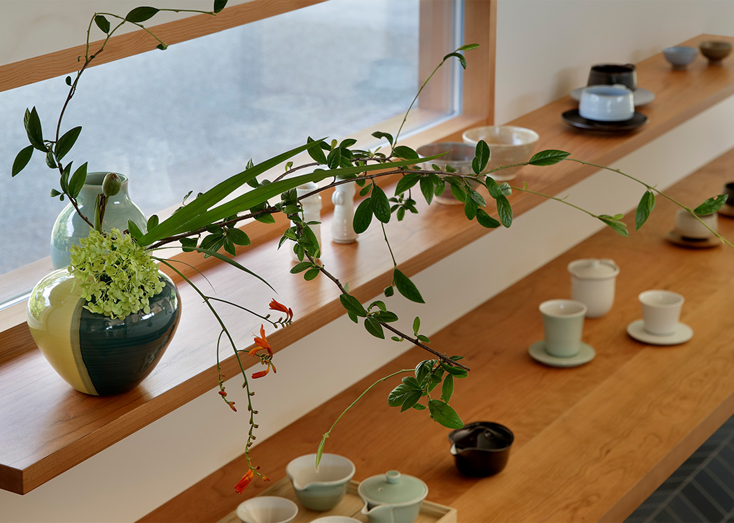 ASAHIYAKI shop & galleryの店内と茶器の展示