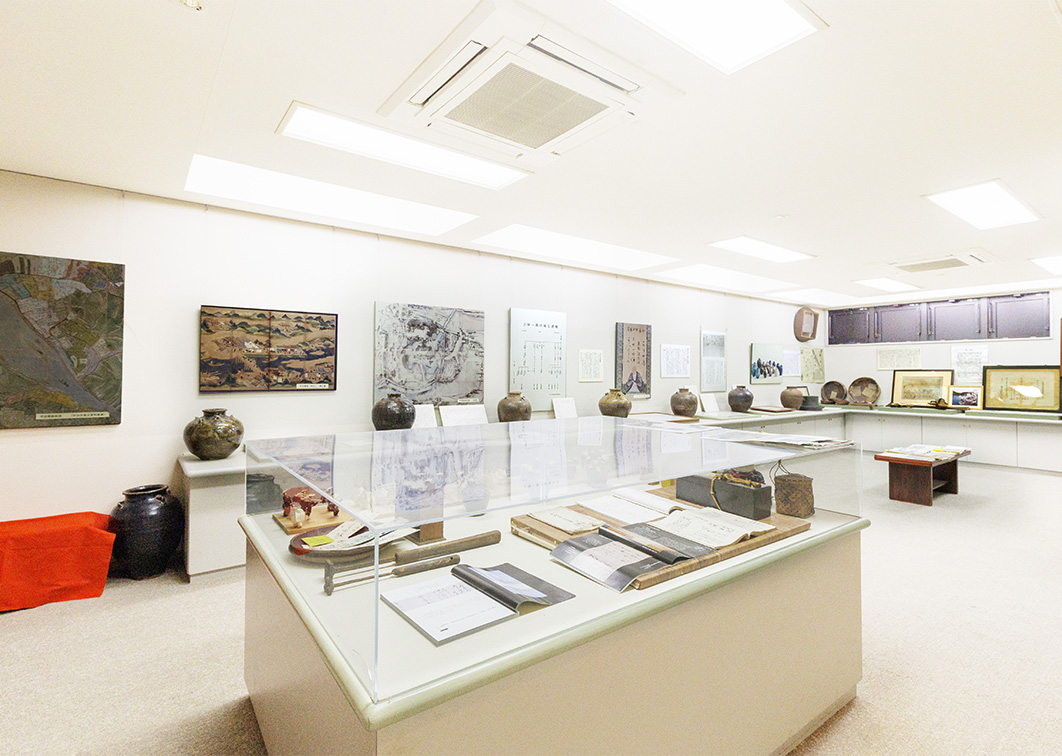 三休庵・宇治茶資料室の展示と喫茶の様子