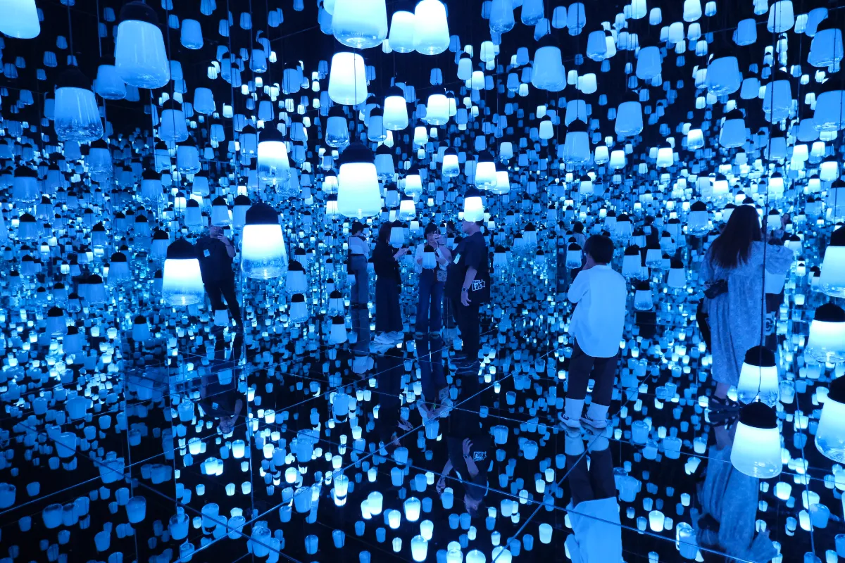 呼応するランプの森 光の連続