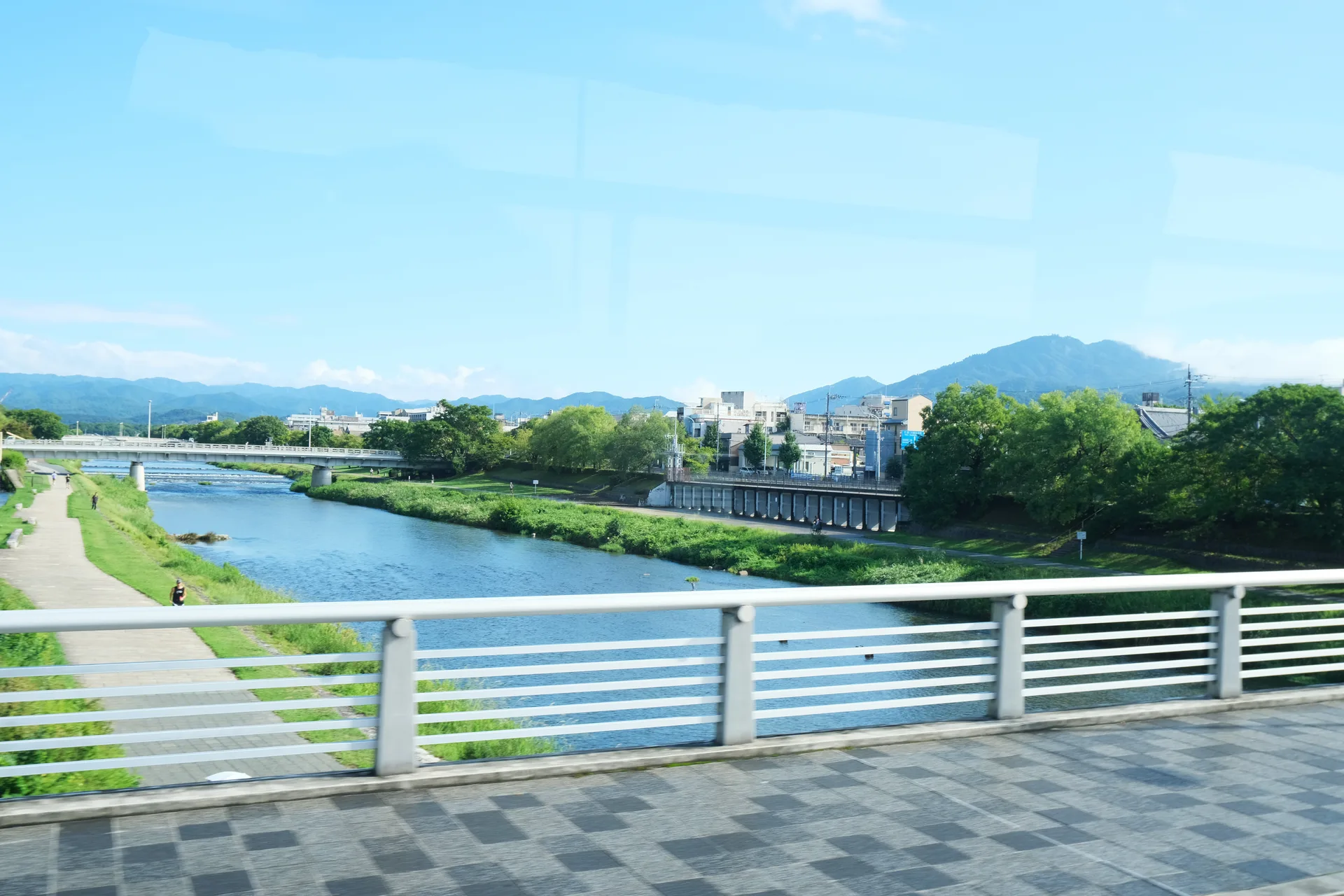車窓から見える比叡山