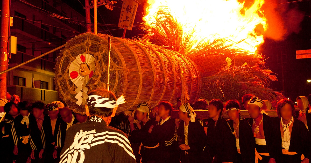 巨大なたいまつが伏見の町を巡行する三栖神社の炬火祭【京都
