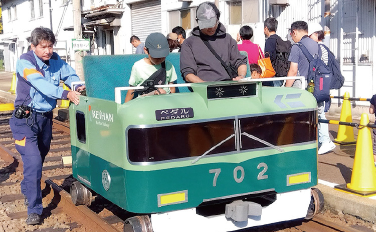 2人乗り自転車でレールの上を走れます