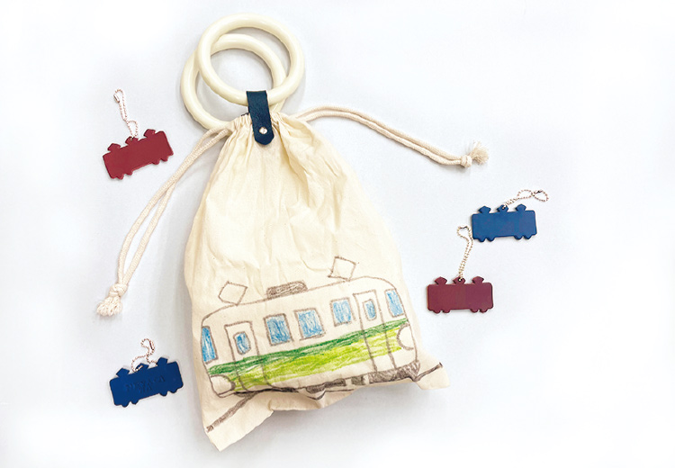 吊り革の輪部分を使った巾着バッグや電車型のレザーを使ったチャーム