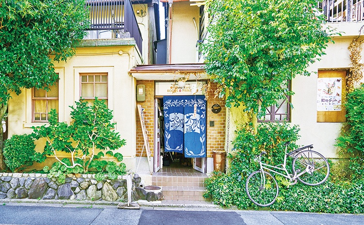 青いのれんと小さな木の看板が目印