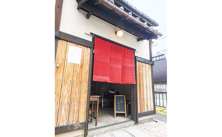 京町家ならではの温かい雰囲気。小さな看板を見逃さないで