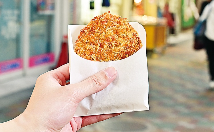 国産和牛の粗挽き肉をブレンドした看板商品の「ミンチカツ／172円」