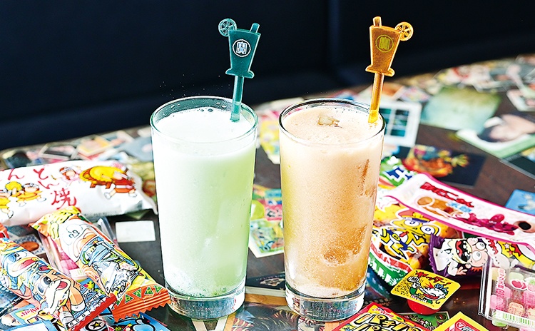 駄菓子のジュース粉末などを入れたオリジナルドリンクは酎ハイバージョンもスタンバイ。「しゅわぱち（コーラ・ソーダ）／各770円」