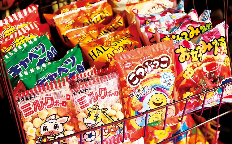 スナック菓子やチョコ、グミなど約80種類の駄菓子が1時間ごとに590円のチャージ制で食べ放題！※要ワンドリンクオーダー。飲み放題コースもあり