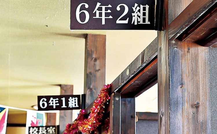 机や椅子、黒板、ランドセルなど、部屋にあるものすべてが懐かしくて胸キュン♡