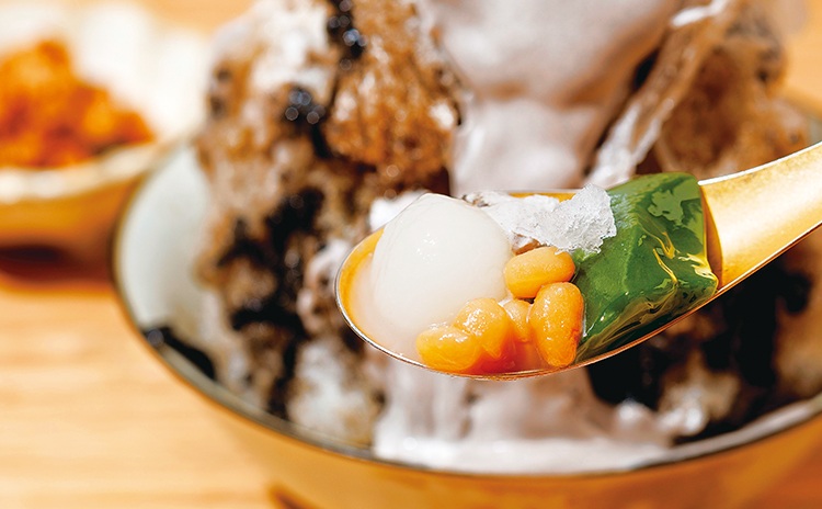 濃厚な抹茶ゼリーや白玉などをトッピング