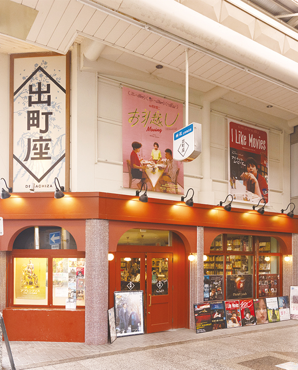 外には上映中の作品ポスターがずらり。ガラス張りの窓から、カフェや書店の様子も見えます