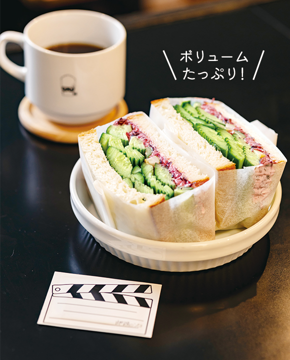 「きゅうり3種サンド／990円」。お手拭きにはカチンコの絵が！