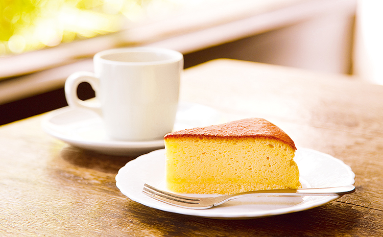 昔から変わらない素朴な味わいの「ケーキセット／1,100円から」※季節により内容は異なる