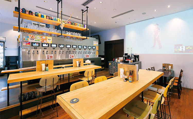 テーブル席とカウンター席がある店内は、明るく開放的な雰囲気