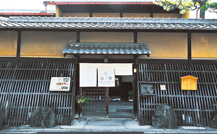 軒下にある町屋特有の犬矢来