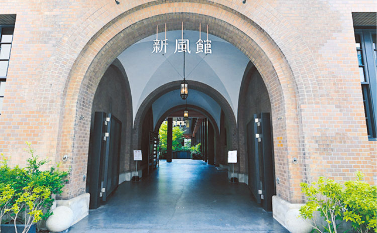 アーチ状の入り口の奥にある庭園