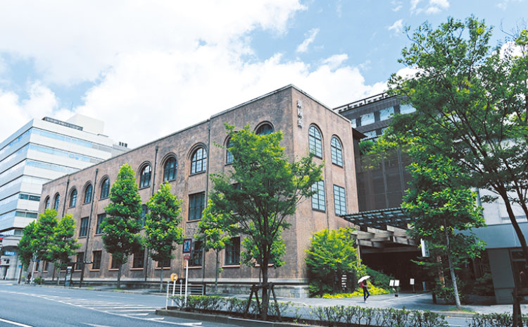 旧電話局時代を感じる保存棟（手前）と増築棟（奥）