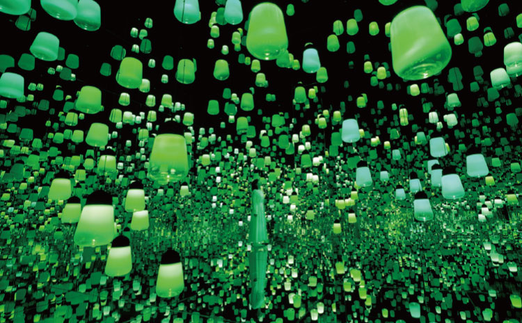 チームラボ《呼応するランプの森：One Stroke - a Year in the Mountains》 ©チームラボ