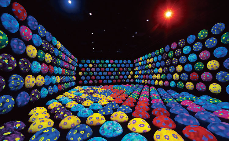 チームラボ《あおむしハウスの高速回転跳ね球》 ©チームラボ