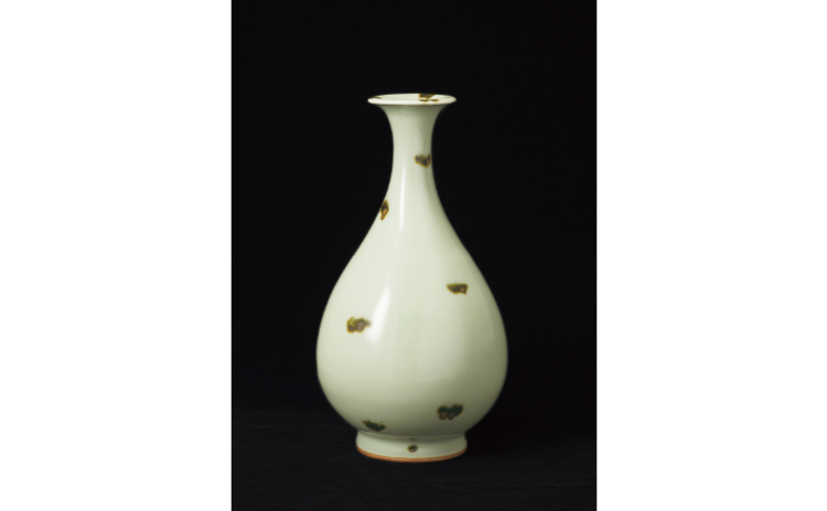 国宝　飛青磁花生・14世紀／龍泉窯高27.4cm、径14.6cm大阪市立東洋陶磁美術館（住友グループ寄贈／安宅コレクション）写真：六田知弘