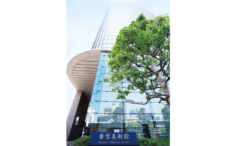 ビジネス街の高層ビルの中でアート鑑賞を