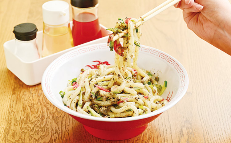 まずは全体を均一に混ぜてそのまま味わい、味変でお酢やラー油を入れて酸味や辛みをプラス。