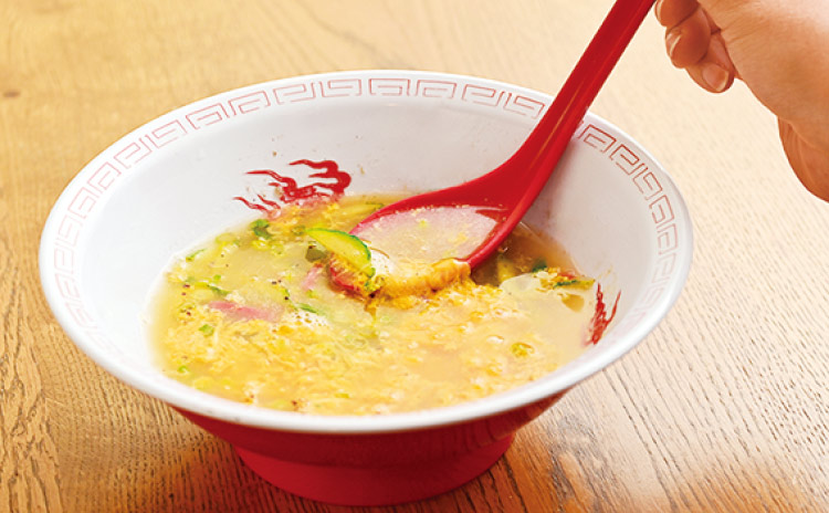 麺を食べ終えたら、器を店主に渡し、卵と麺の茹で汁で作ったスープ「チータンタン」を注いでもらい締め。