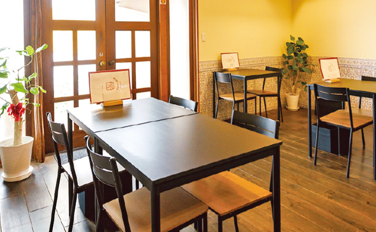 スパイスの香りが広がる明るく開放的な店内