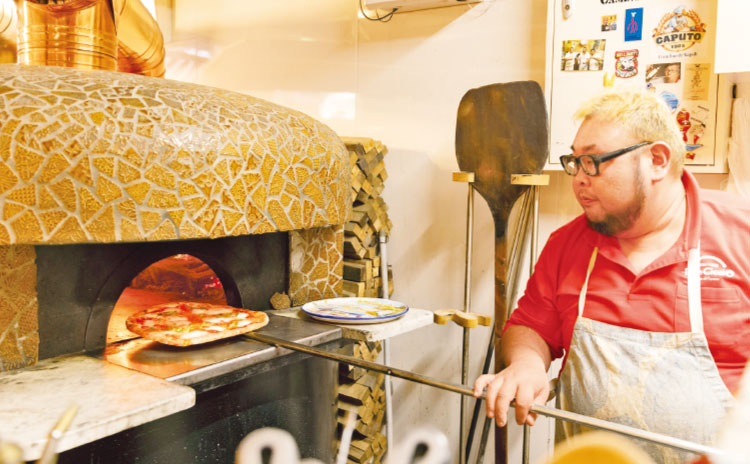 ナポリピッツァの世界大会で優勝経験を持つ店主がじっくりと焼き上げます