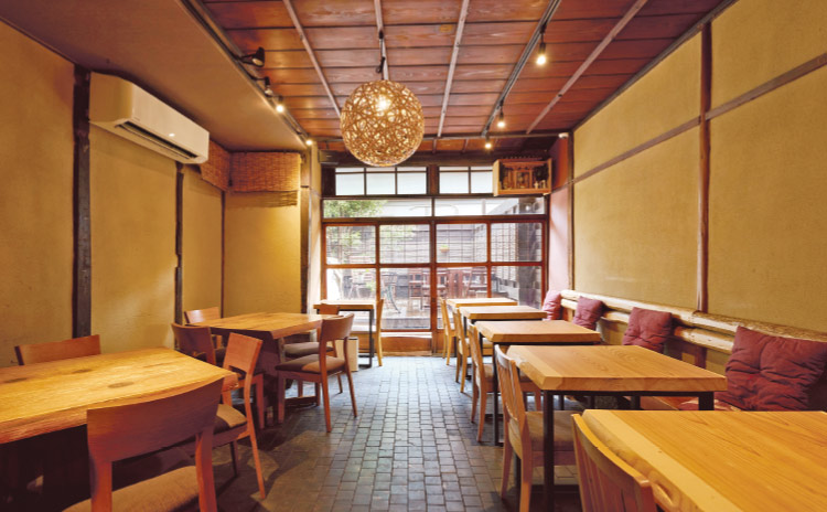 広々とした落ち着きのある店内で、2階にはお座敷も