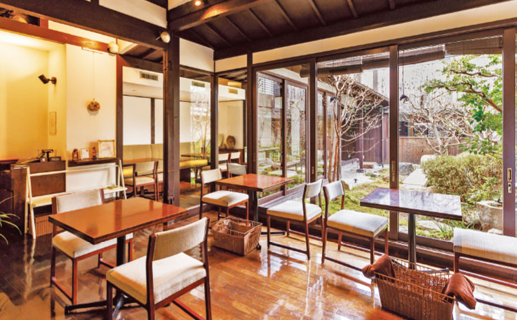 木のぬくもりに包まれた店内は静かで落ち着いた雰囲気