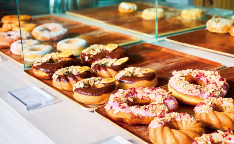 店内製造のカラフルなドーナツがずらり。常時約12種類が並びます