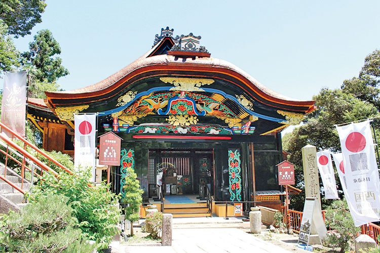 初代大坂城の遺構と伝えられる宝厳寺の唐門