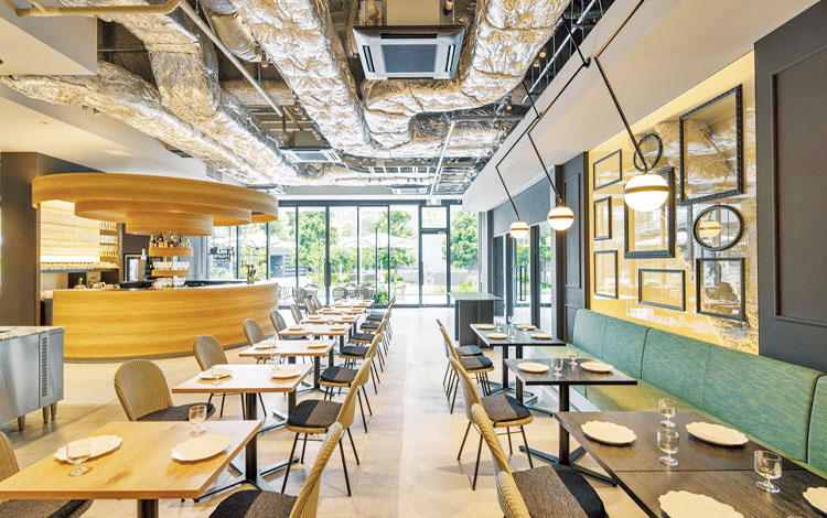 メニューも店内装飾もアートのよう。壁面にはさまざまな額縁をデザイン