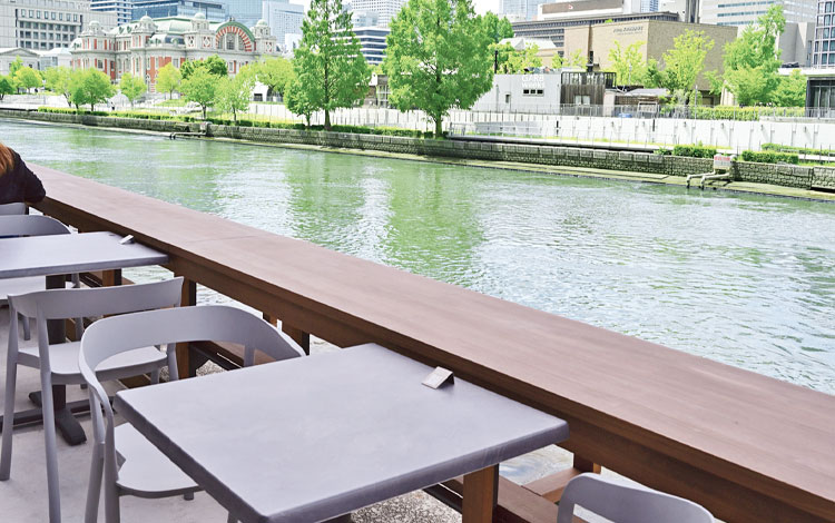 川沿いのテラス席からは大阪市中央公会堂を望む中之島らしい洗練された景観が広がります