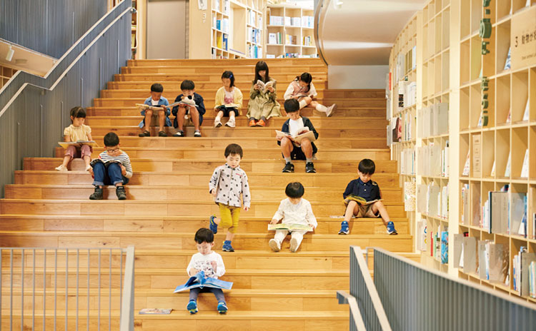 館内では、子供たちが中央の大階段に座って本を読む姿が見られます
